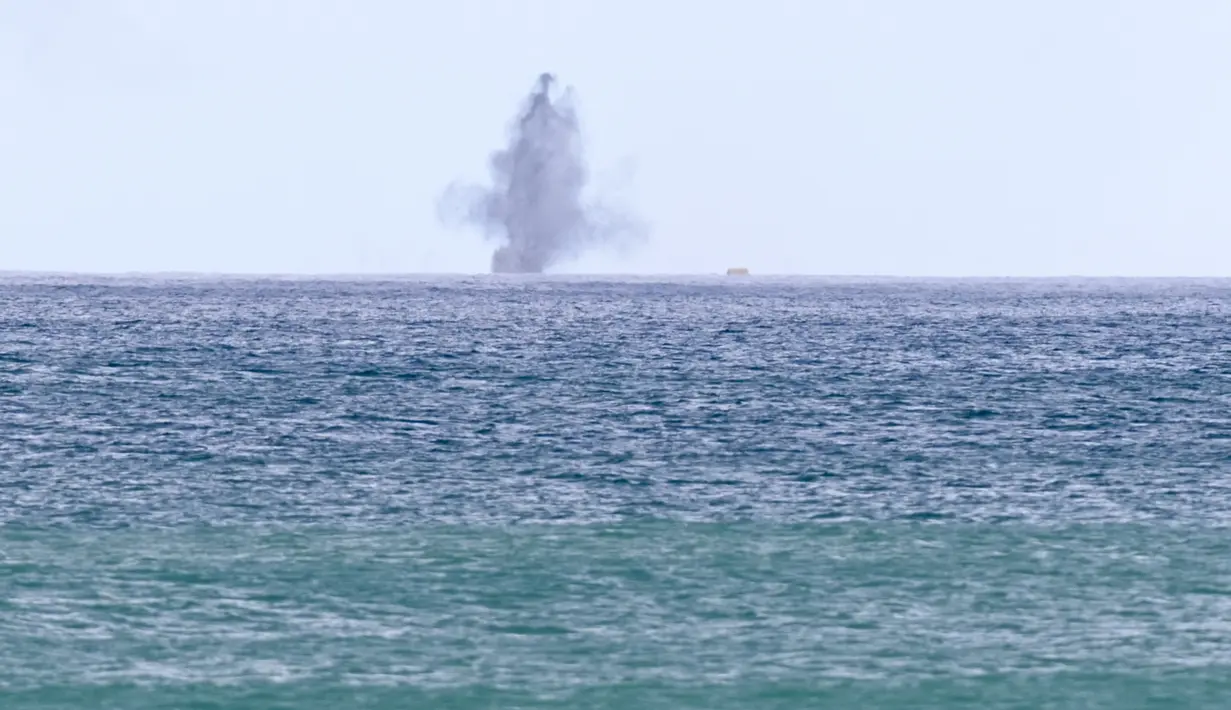 Tentara militer Taiwan menembakkan howitzer 155 inci selama latihan anti-pendaratan langsung di daerah Pingtung, Taiwan selatan (9/8/2022). "Kami akan berlatih gerakan balasan terhadap simulasi serangan musuh di Taiwan," juru bicara Korps Angkatan Darat Kedelapan, Lou Woei-jye, mengatakan kepada AFP. (AFP/Sam Yeh)