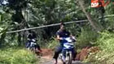 Akibat hujan deras, tebing setinggi 40 meter di Cimahi ambrol dan menutup akses Ciamis ke Jawa Tengah. Warga khawatir ada longsor susulan mengingat hujan terus turun.