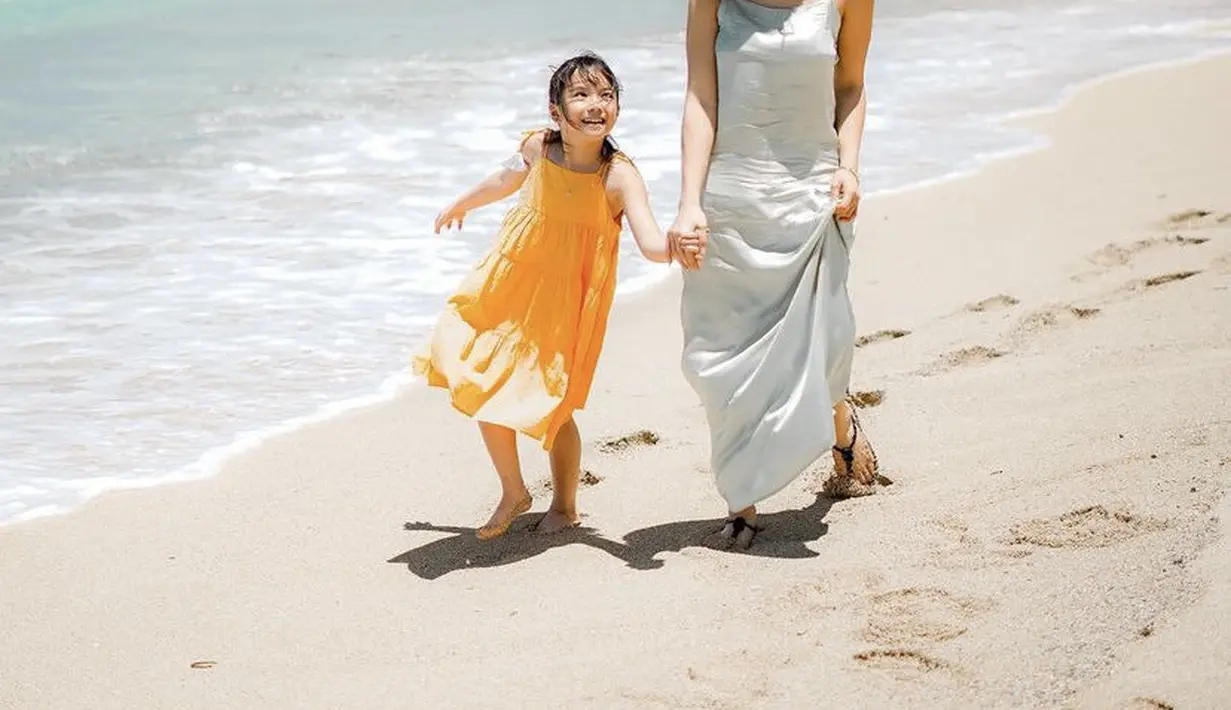 Tanpa bikini, Gisel dan Gempita nampak mengenakan dress saat bermain di pantai. Dress tersebut membuat mereka nampak cantik.  Credit: Instagram/(@gisel_la)