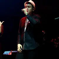 Hujan yang mengguyur Jakarta tadi malam tidak melunturkan pesona dua solois Indonesia yang sedang meroket namanya, Raisa dan Tulus, dalam menggelar konser di Rolling Stone Cafe, Ampera, Jakarta Selatan, Jumat (7/8/2015). (Wimbarsana/Bintang.com)