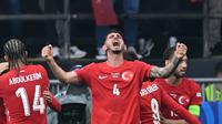 Bek Timnas Turki, Samet Akaydin, merayakan gol timnya ke gawang Georgia dalam laga pertama Grup F Euro 2024 di BVB Stadion, Dortmund, Selasa (18/6/2024) malam WIB. (INA FASSBENDER / AFP)