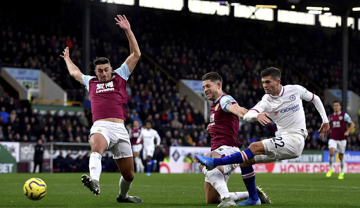 Gelandang Chelsea, Christian Pulisic, berusaha melepaskan tendangan ke gawang Burnley pada laga Premier League di Stadion Turf Moor, Burnley, Sabtu (26/10). Burnley kalah 2-4 dari Chelsea. (AP/Anthony Devlin)