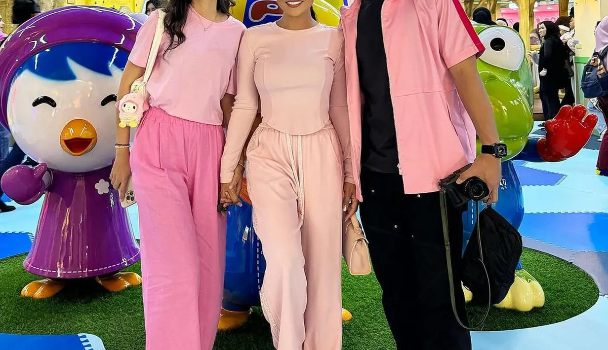 Krisdayanti pamer body goals di usia senjanya dengan busana pink pastel monokrom [@krisdayantilemos]