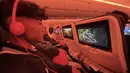 Pemain Korea-Korea Selecao (KKS) sedang dalam penerbangan menuju Portugal untuk melakukan pelatihan dan pertandingan di Lisbon. (Bola.com/Bagaskara Lazuardi)