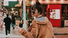Kacamata menjadi salah satu fashion item yang tak boleh dilewatkan bagi wanita 24 tahun saat berlibur. Selain melindungi dari sinar matahari, penampilan Febby dengan kacamata lensa gelap ini membuat ia semakin modis. (Liputan6.com/IG/@febbyrastanty)