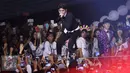 Penggemar Aliando Syarief mengambil gambar Aliando saat tampil di The Biggest Concert Magicaliando di Studio 6 Emtek City, Jakarta, Rabu (26/10). Ultah ke-20, Aliando dibuatkan konser khusus oleh SCTV. (Liputan6.com/Herman Zakharia)
