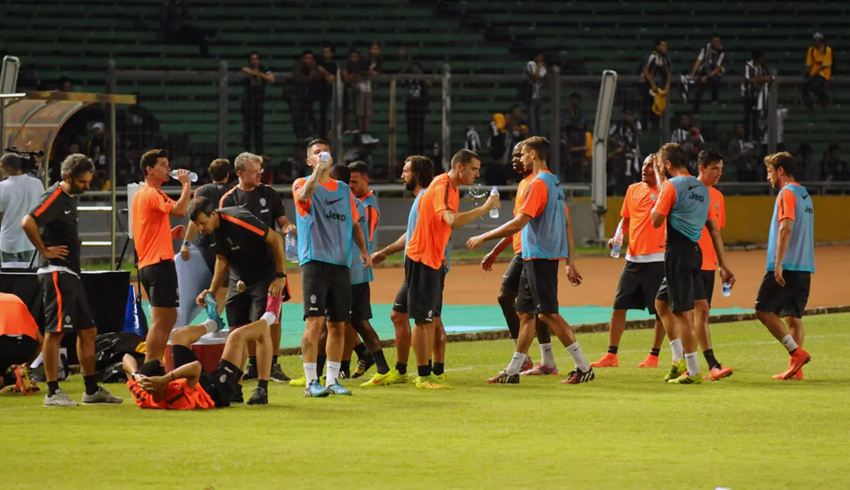 Pemain Juventus beristirahat sambil meminum air di sela-sela latihan di Stadion GBK Jakarta, (5/8/2014). (Liputan6.com/Helmi Fithriansyah)