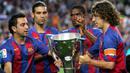 Bek Barcelona, Rafael Marquez, bersama rekannya mengangkat trofi La Liga Spanyol di Camp Nou, Minggu (22/5/2005). Eks bintang Barcelona ini mendapat sanksi dari Departemen Keuangan AS karena kasus narkoba. (AFP/Lluis Gene)