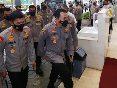 Kapolri Jenderal Idham Azis bersama Komjen Listyo Sigit Prabowo (kanan) tiba di Gedung Nusantara II DPR, Kompleks Parlemen, Senayan, Jakarta, Rabu (20/1/2021). Komjen Listyo akan menjalani uji kelayakan dan kepatutan (fit and proper test) calon Kapolri di Komisi III DPR. (Liputan6.com/Angga Yuniar)