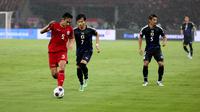 Bek Timnas Indonesia, Rizky Ridho, membawa bola dibayangi pemain sayap Jepang, Kaoru Mitoma, dalam laga Kualifikasi Piala Dunia 2026 zona Asia di Stadion Utama Gelora Bung Karno (SUGBK) Senayan, Jakarta, Jumat (15/11/2024) malam WIB. (Bola.com/Abdul Aziz)