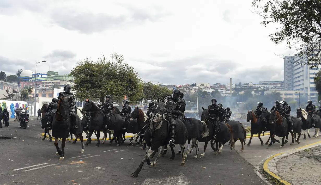 Polisi anti huru-hara menggunakan kuda membubarkan pengunjuk rasa dari dari gedung parlemen oleh polisi anti huru hara  di Quito (8/10/2019). Para demonstran memprotes terhadap keputusan Presiden Ekuador Lenin Moreno yang mencabut subsidi bahan bakar. (AFP Photo/Martin Bernetti)