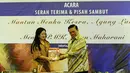 Puan Maharani mendapat cenderamata dari Agung Laksono usai menandatangani berita acara serah terima jabatan, Jakarta, Selasa (28/10/2014). (Liputan6.com/Andrian M Tunay)