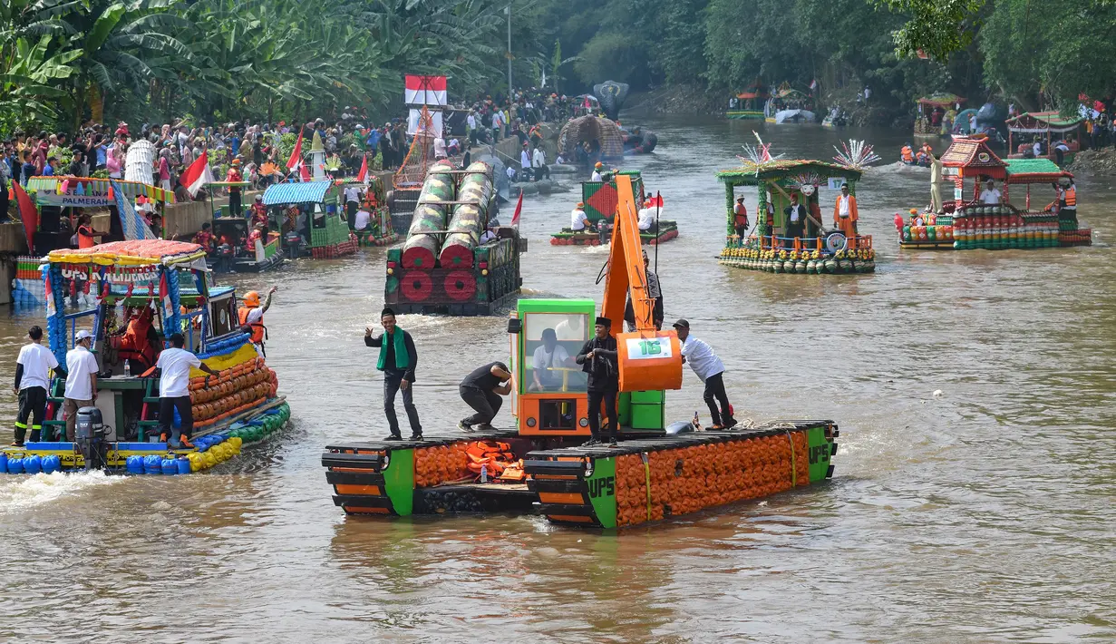 Pemerintah Provinsi (Pemprov) Jakarta melalui Dinas Lingkungan Hidup (DLH) DKI Jakarta menggelar Festival Perahu Cinta Lingkungan (Cilung) 2025 di kawasan jalan Inspeksi Kali Ciliwung, Jakarta Selatan, Minggu (28/9/2025). (merdeka.com/Arie Basuki)