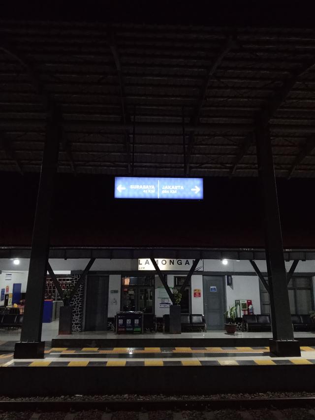 Hasil Foto Kamera Oppo A58 Kondisi Low Light, Stasiun Lamongan