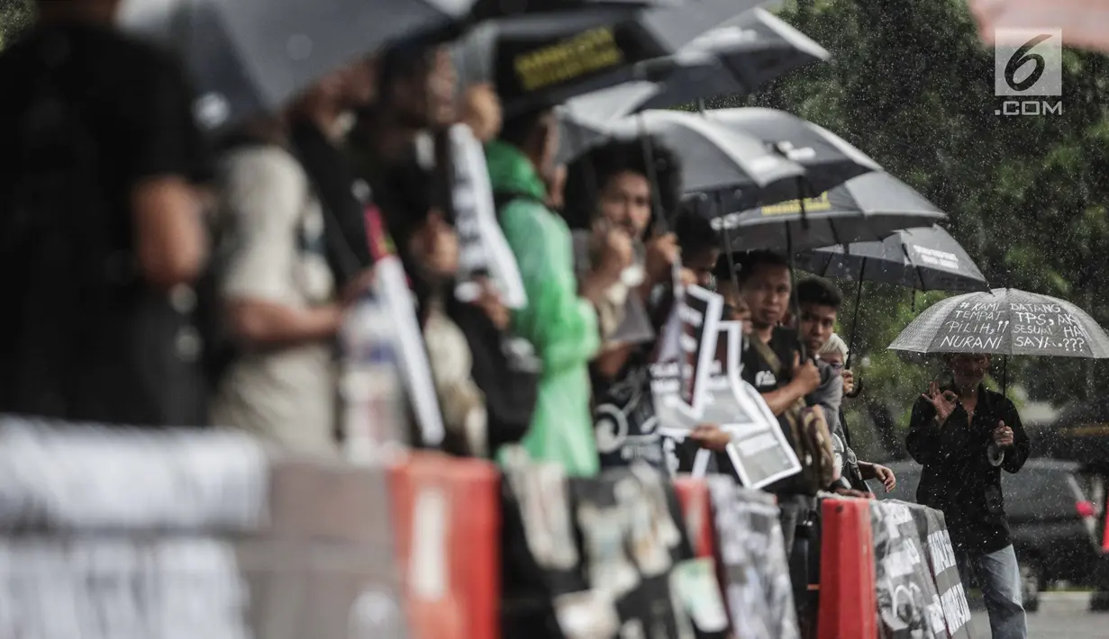 Aktivis Jaringan Solidaritas Korban untuk Keadilan (JSKK) saat menggelar aksi Kamisan ke-575 di depan Istana Merdeka, Jakarta, Kamis (21/2). Aktivis menolak kembalinya militer untuk menduduki jabatan sipil. (Liputan6.com/FaizalFanani)