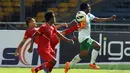 Dua pemain Myanmar U-19 mencoba menahan bola yang yang mengarah ke Ilham Udin Armaiyn (Indonesia) saat berlaga di Stadion GBK Jakarta, (7/5/2014). (Liputan6.com/Helmi Fithriansyah)