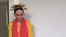 Bahkan, Shandy pun memoles sendiri riasan wajah putrinya tersebut. Keduanya tampak begitu menggemaskan.  [@shandyaulia]