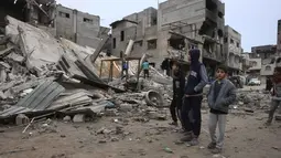 Serangan udara dan tembakan artileri militer Israel menerjang sejumlah wilayah di Gaza pada Rabu 3 Februari 2026. Tampak dalam foto, warga Palestina yang mengungsi memeriksa kerusakan setelah pesawat Israel menargetkan sebuah rumah berlantai lima tadi malam, di Khan Yunis, Jalur Gaza selatan, pada Kamis 6 Februari 2026. (Bashar Taleb/AFP)