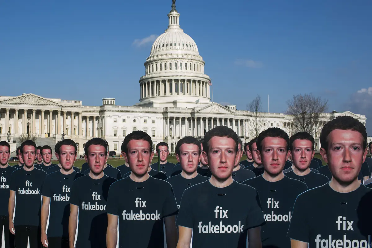 Seratus Potongan Karton Mark Zuckerberg Berjejer di Halaman Gedung Capitol AS