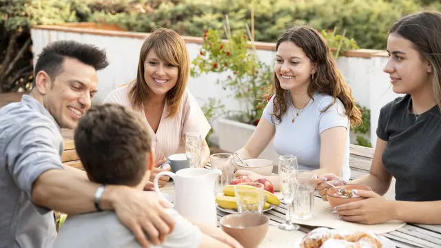 Ilustrasi teman yang saling menghormati dan menghargai