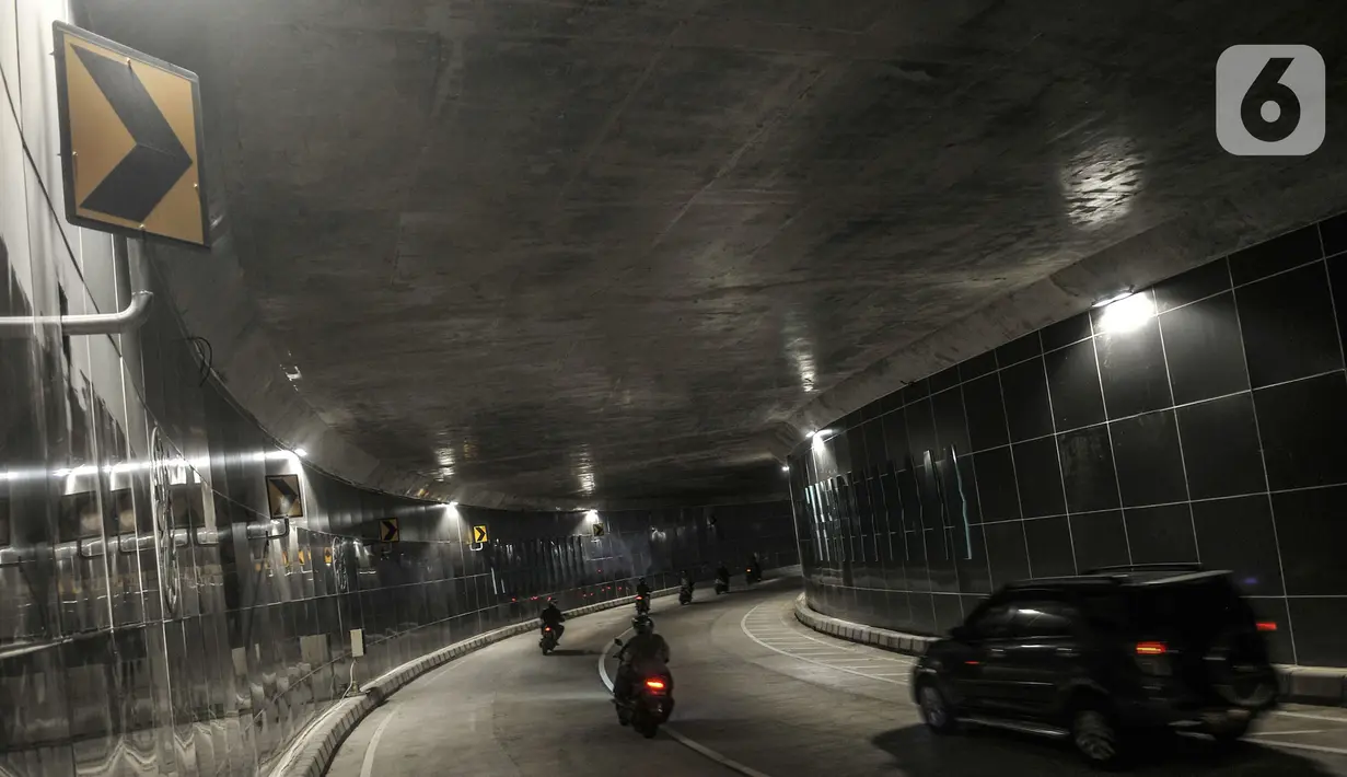 Kendaraan melintasi terowongan saat uji coba Underpass Senen Extension, Jakarta, Senin (9/11/2020). Uji coba dilakukan pada pagi hari mulai pukul 08.00-10.00 WIB dan sore pukul 16.00-19.00 WIB. (merdeka.com/Iqbal S. Nugroho)