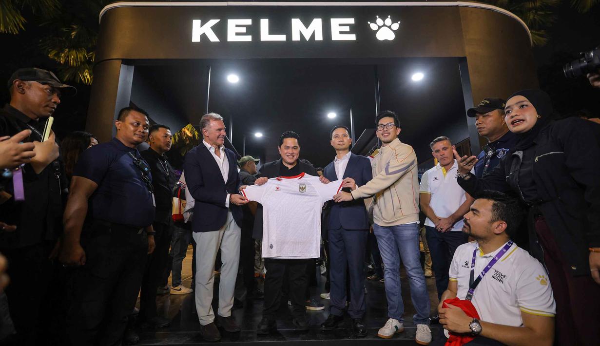 Empat jenis tersebut terdiri dari jersey kandang pemain yang berwarna merah dan tandang dengan warna putih, serta jersey kiper berwarna hijau stabilo (kandang) dan biru (tandang). Tampak dalam foto, Ketua Umum Persatuan Sepak Bola Seluruh Indonesia (PSSI), Erick Thohir (tengah) saat menghadiri peluncuran jersey terbaru Timnas Indonesia di Plaza Utara Stadion Utama Gelora Bung Karno (SUGBK), Jakarta, Kamis (12/3/2026) malam. (Bola.com/Bagaskara Lazuardi)