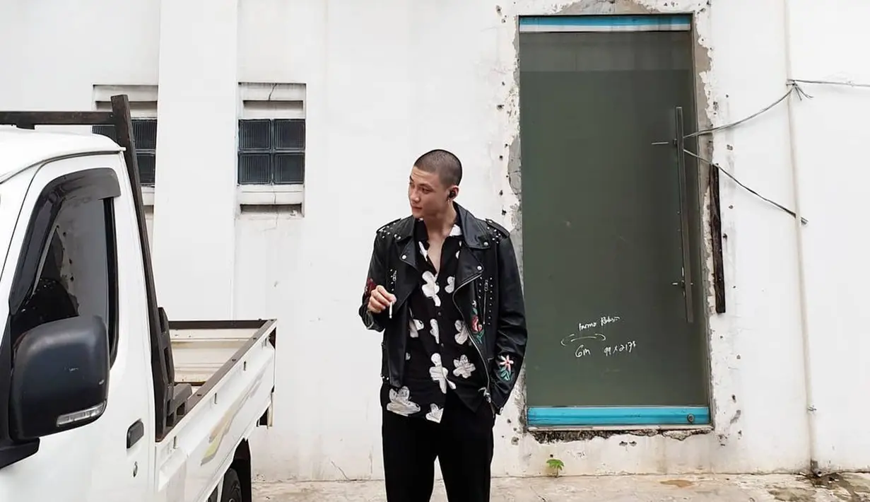 Buatmu yang ingin pacarnya tampil keren seperti Adam, gayanya juga simple dan mudah diaplikasikan dalan keseharian. (Foto: Instagram @adamrxsydi)