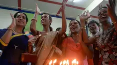 Sekumpulan waria India tampak merayakan kebahagiaan mereka setelah Mahkamah Agung India melegalkan status transgender (AFP PHOTO/PUNIT PARANJPE) 
