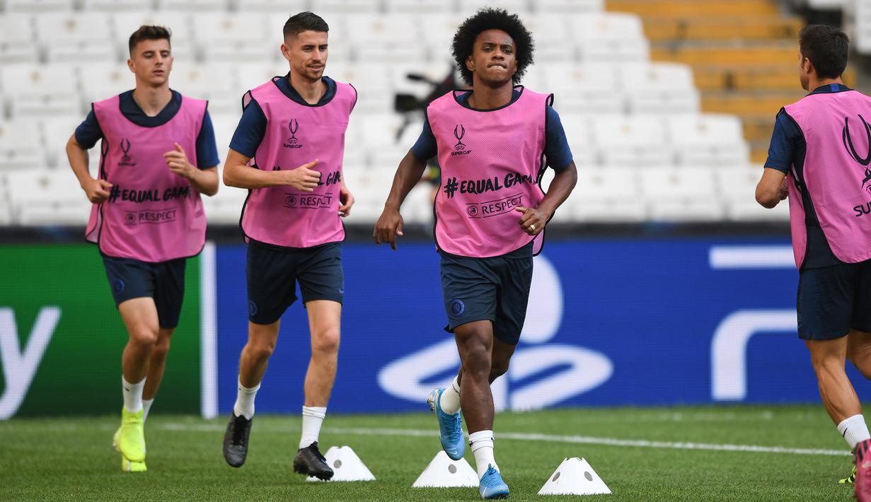 Gelandang Chelsea, Willian (tengah) dan rekan-rekannya melakukan pemanasan selama sesi latihan di stadion Besiktas Park di Istanbul, Turki (13/8/2019). Chelsea akan bertanding melawan Liverpool dalam pertandingan Piala Super Eropa 2019 pada Kamis (15/8/2019) dini hari WIB. (AFP Photo/Ozan Koze)