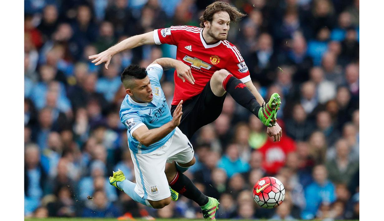 Pemain Manchester City, Sergio Aguero (kiri), berebut bola dengan pemain Manchester United, Daley Blind, pada lanjutan Liga Inggris pekan ke-31 di Stadion Etihad; Manchester; Minggu (20/3/2016). (Reuters/Phil Noble)