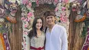 <p>Menghadiri pernikahan sahabat mereka, Ranty Maria-Rayn Wijaya berpakaian adat Bali. Serasi dengan kebaya Bali dan baju putih plus ikat kepala. [Foto: @rantymaria]</p>