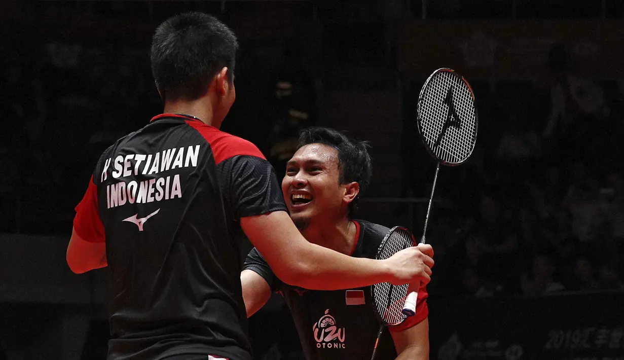 Ganda putra Indonesia, Mohammad Ahsan / Hendra Setiawan, berhasil mengalahkan ganda Jepang, Hiroyuki Endo / Yuta Watanabe, pada BWF World Tour di Tianhe Sports Center, Guangzhou, Minggu (15/12/2019). Ahsan / Hendra menang 24-22 dan 21-19. (AP/Andy Wong)