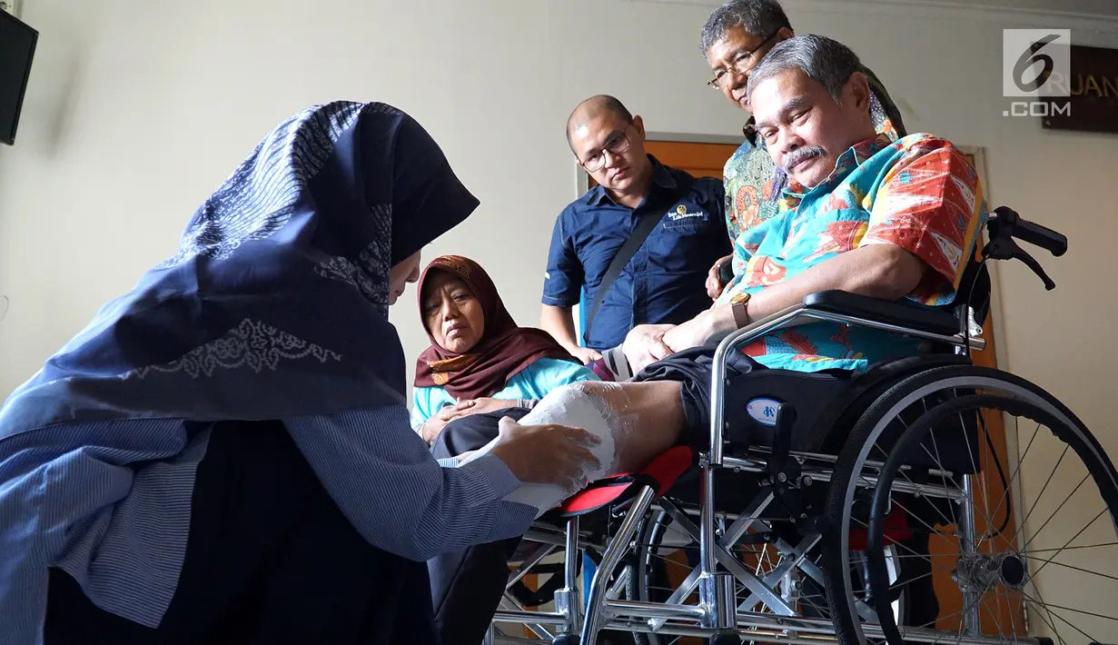 Petugas rehabilitasi medik mengukur kaki pasien diabetes di Rumah Sakit Cipto Mangunkusumo, Jakarta, Rabu (14/11). Sejumlah pasien memperoleh donasi berupa kaki prostetik dan sepatu diabetes dari Sun Life Indonesia. (Liputan6.com/HO/Megha)