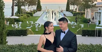 Tiffany dan Chef Arnold menghadiri pesta pernikahan kerabanya di Château de la Croix des Gardes, Paris. Keduanya pun tampil mengenakan pakaian serba hitam. [@tiffanysoetanto]