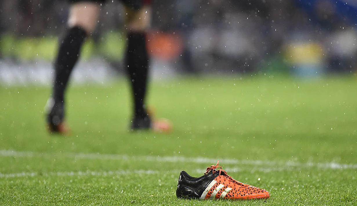 Sebuah sepatu tertinggal saat laga antara Chelsea melawan WBA pada lanjutan Liga Premier di Stadion Stamford Bridge, Inggris, Kamis (14/1/2016). Kedua tim bermain imbang. (Reuters/Toby Melville) 
