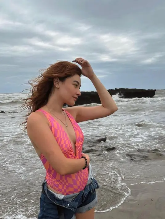 Swimsuit juga cocok dipadukan dengan denim short pants. [@natasharyder].