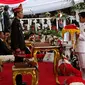 Anggota Paskibraka, Ruth Celine Eglesya Purba bersiap menyerahkan Bendera Merah Putih usai Upacara Penurunan Bendera HUT ke-72 Kemerdekaan RI di Istana Merdeka, Jakarta, Kamis (17/8). (Liputan6.com/Pool)