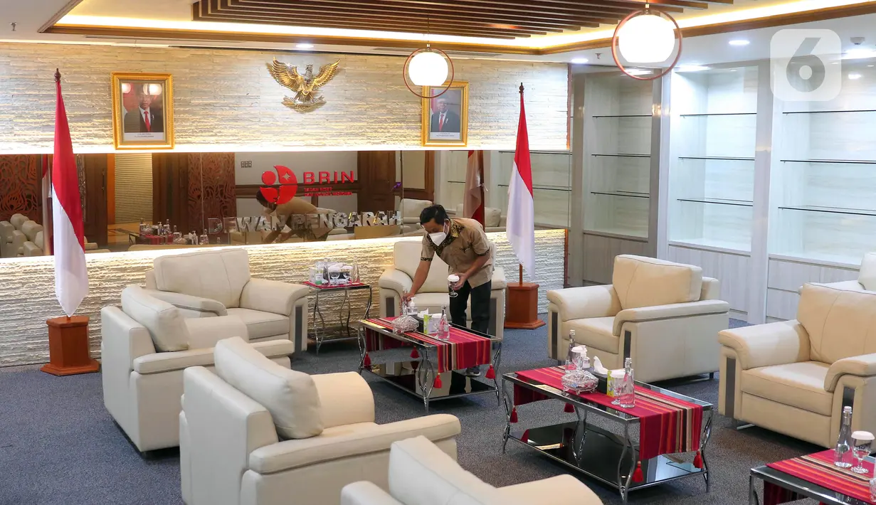 Pekerja membersihkan ruang kerja Dewan Pengarah Badan Riset dan Inovasi Nasional (BRIN) yang berada pada lantai dua Gedung BRIN di Jakarta, Selasa (19/7/2022). Kepala BRIN Laksana Tri Handoko menyebut ruang kerja Ketua Dewan Pengarah BRIN sejak awal tidak termasuk dalam rencana renovasi. (Liputan6.com/Angga Yuniar)