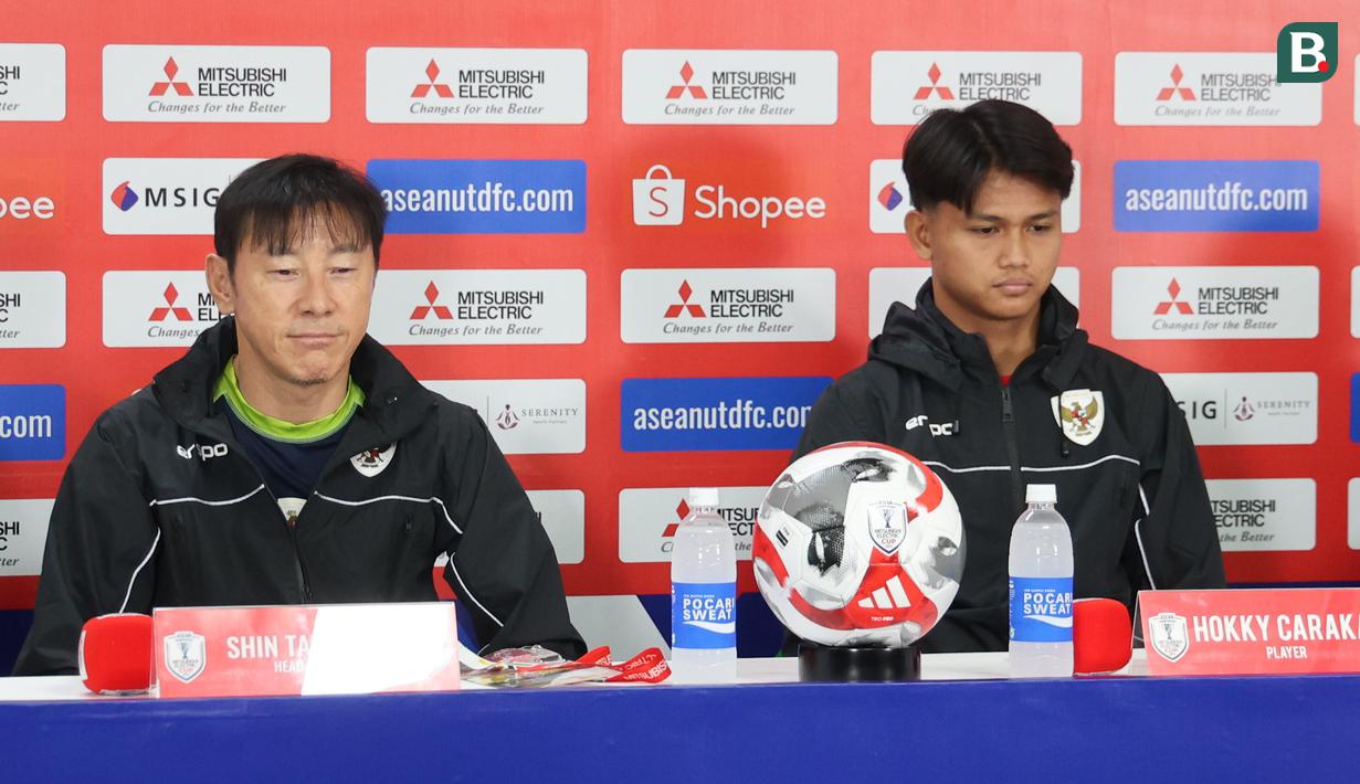 Pelatih Timnas Indonesia, Shin Tae-yong dan pemain Timnas Indonesia, Hokky Caraka melakukan latihan resmi jelang laga terakhir Grup B Piala AFF 2024 melawan Filipina di Stadion Sriwedari, Solo, Jawa Tengah, Jumat (20/12/2024). (Bola.com/Abdul Aziz)