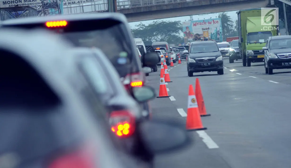 Sejumlah kendaraan antri di lajur contra flow tol Jakarta-Cikampek, Jumat (22/12). Guna mengurangi kepadatan arus pada libur panjang Natal 2017, petugas menerapkan sistem contra flow mulai dari Cikarang Utama. (Liputan6.com/Helmi Fithriansyah)