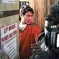 Artis Rizky Billar dihadirkan saat rilis kasus kekerasan dalam rumah tangga (KDRT) terhadap istrinya Lesti Kejora di Mapolres Jakarta, Kamis (13/10/2022). Setalah menjalani pemeriksaan di Polres Metro Jakarta Selatan, polisi secara resmi mengeluarkan surat penahanan terhadap Rizky Billar. (Liputan6.com/Faizal Fanani)