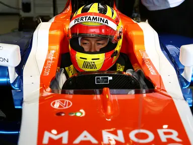 Rio Haryanto telah memulai debutnya di balapan resmi F1 setelah turun dalam latihan bebas F1 GP Australia yang merupakan seri perdana kalender F1 musim 2016 di Sirkuit Albert Park, Australia, Jumat (18/3/2016). (Bola.com/Manor Racing)