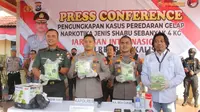 Konferensi pers pengungkapan penyelundupan narkoba jenis sabu yang dilakukan pasangan suami istri di Kabupaten Bengkalis. (Liputan6.com/M Syukur)