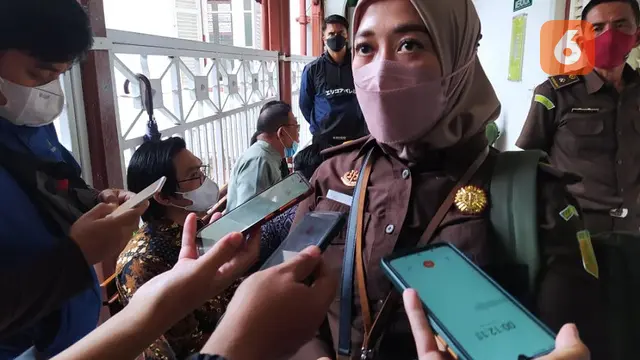 Jaksa Penuntut Umum (JPU) A. Yuliana menuntut dua bersaudara penganiaya pengendara mobil di Makassar dengan tuntutan 1 tahun 6 bulan penjara (Liputan6.com/ Eka Hakim)