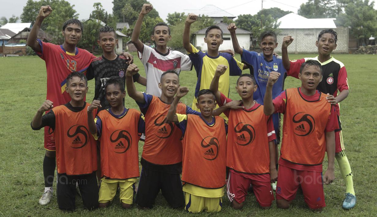 Sebanyak 12 anak yang terpilih ke Jakarta foto bersama seusai melakukan latihan perdana. (Bola.com/Peksi Cahyo)