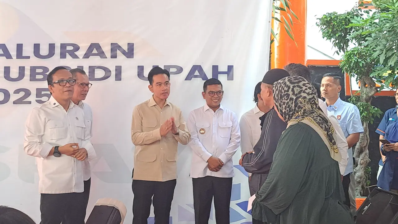 Wakil Presiden Indonesia Gibran Rakabuming Raka, pantau langsung pembagian Bantuan Subsidi Upah (BSU) terhadap ratusan penerima di Kantor Pos Cabang Utama Tangerang, di Jalan Daan Mogot Kota Tangerang, Rabu (16/7/2025) (Liputan6.com/Pramita Tristiawati)