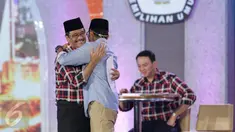 Djarot Saiful Hidayat berpelukan dengan Sandiaga Uno usai debat terakhir Pilgub DKI Jakarta 2017 di Hotel Bidakara, Jakarta, Rabu (12/4). (Liputan6.com/Faizal Fanani)