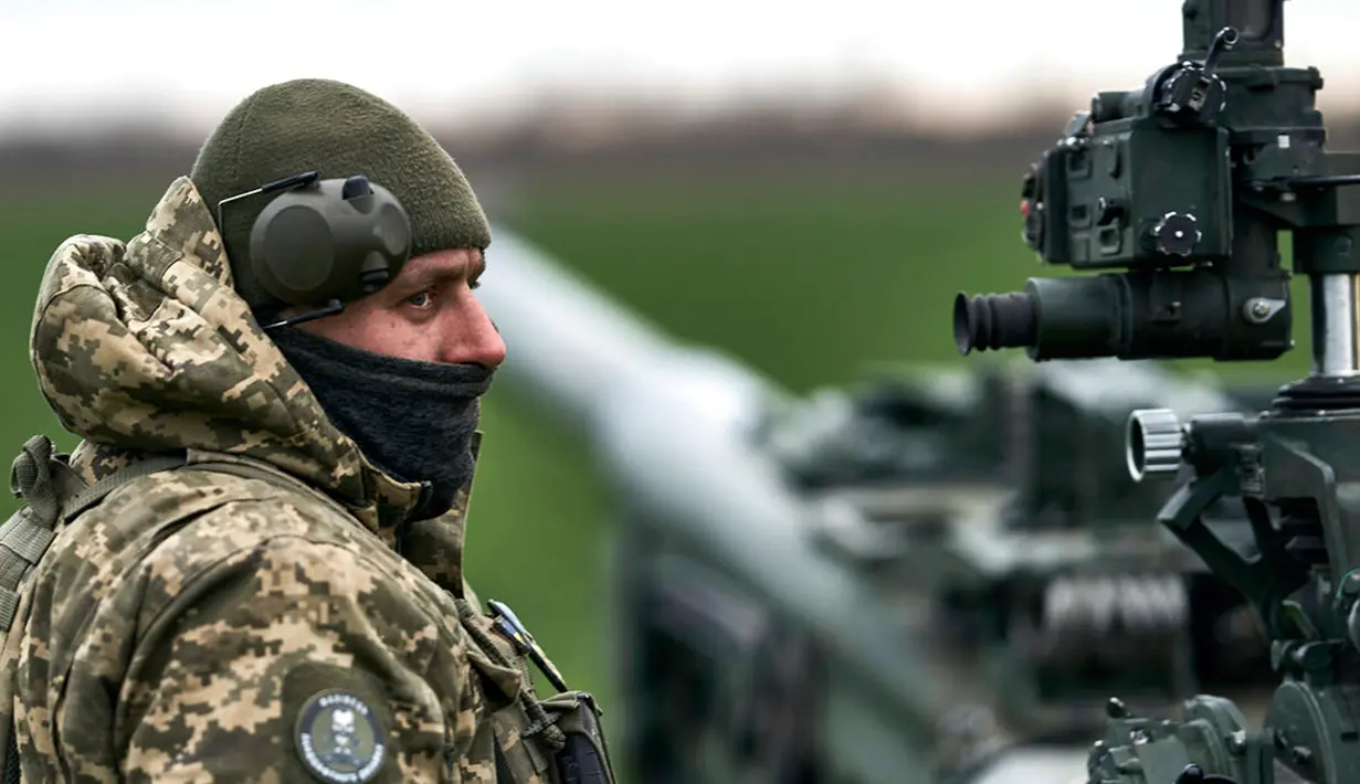 Seorang tentara Ukraina mempersiapkan Howitzer M777 yang dipasok Amerika Serikat (AS) untuk menggempur posisi Rusia di wilayah Kherson, Ukraina, 9 Januari 2023. Memasuki hari ke-321 peperangan, konflik di antara Rusia dengan Ukraina sampai saat ini terus berlanjut dan belum terlihat akan segera berakhir. (AP Photo/Libkos)