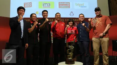 Dirut PT Surya Citra Media, Sutanto Hartono berfoto bersama usai press conference Torabika Soccer Championship di Main Hall SCTV, Jakarta, Rabu (21/12). Torabika Soccer Championship 2016 resmi berakhir pada 18 Desember. (Liputan6.com/Gempur M. Surya)