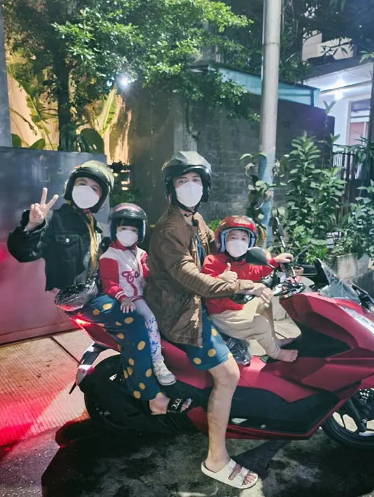 Tetap safety kala pandemi. Nycta Gina dan Rizky Kinos beserta kedua anaknya kompak memakai masker berwarna putih saat akan berkendara naik sepeda motor. (Instagram/missnyctagina)